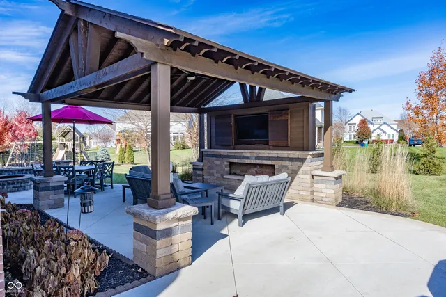 $990,000 | 11504 Willow Bend Drive, Zionsville, IN 46077