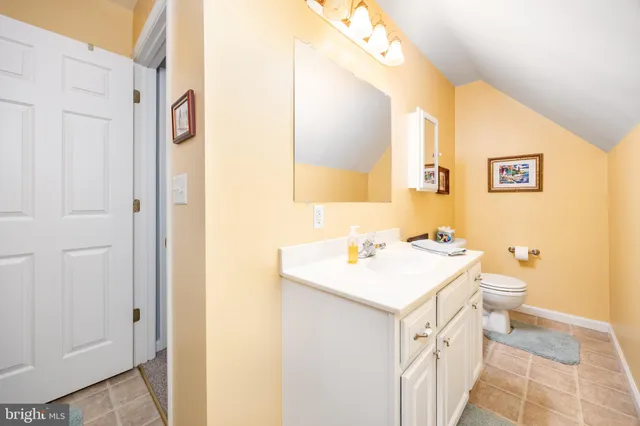 a view of a house with backyard and porch