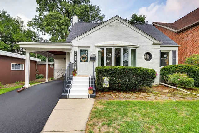 $449,900 | 832 Sylviawood Avenue, Park Ridge, IL 60068