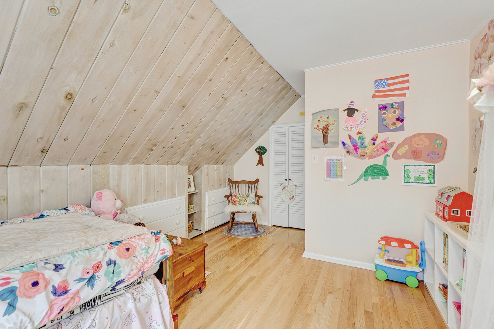 832 Sylviawood Avenue Park Ridge, IL 60068 - Photo 17 of 29 a bedroom with a bed and a couch