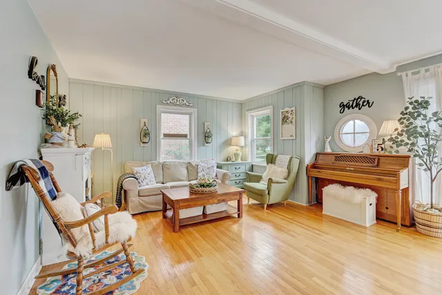 $449,900 | 832 Sylviawood Avenue, Park Ridge, IL 60068