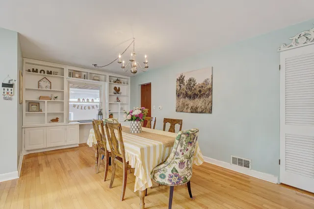 $449,900 | 832 Sylviawood Avenue, Park Ridge, IL 60068