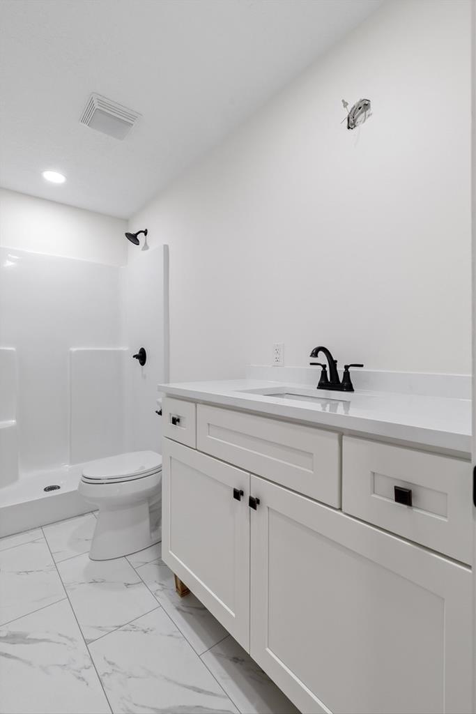 446 Brown Bridge Road Chatsworth, GA 30705 - Photo 59 of 75 a bathroom with a bathtub a toilet and a sink