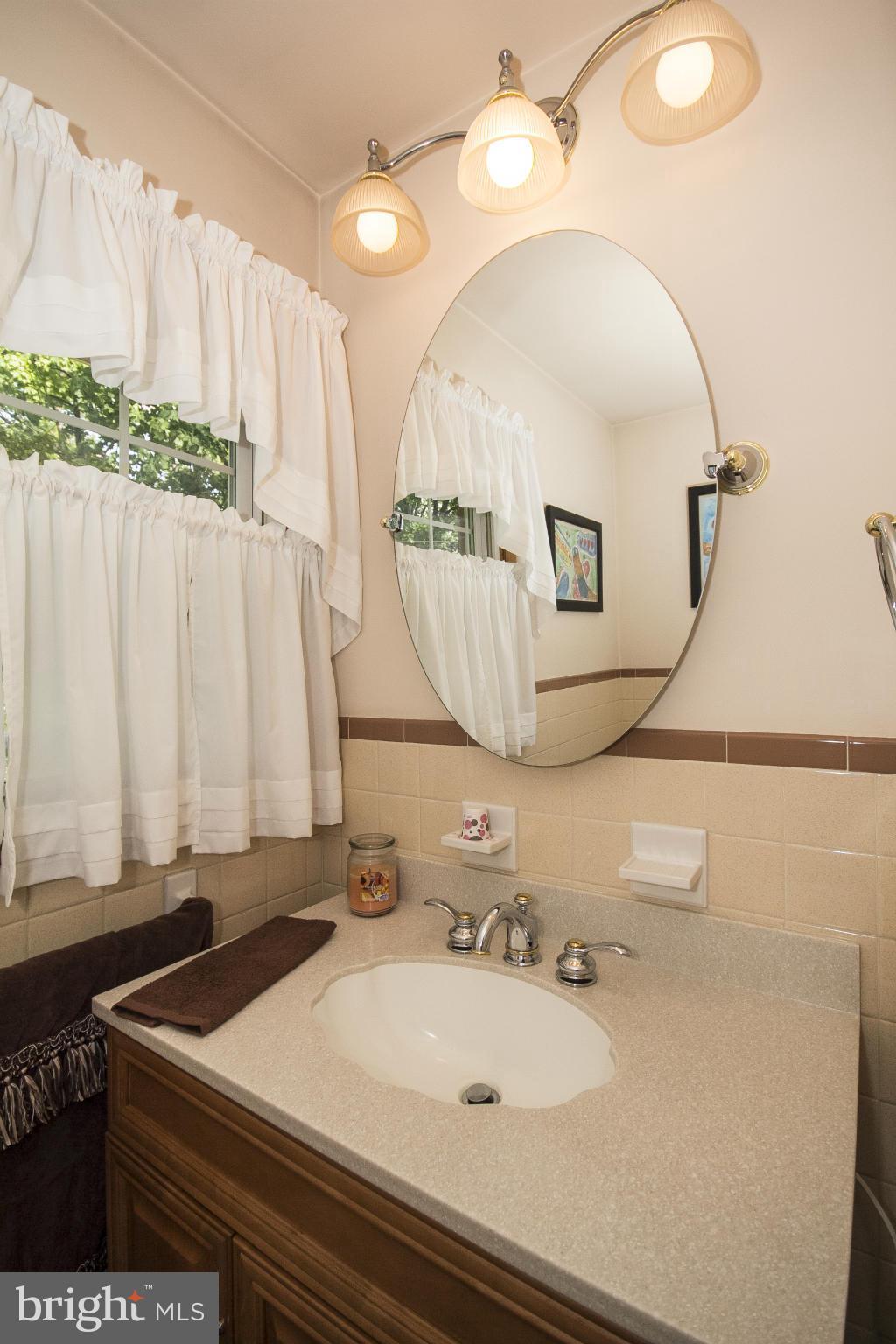 826 Maxa Road Aberdeen, MD 21001 - Photo 14 of 30 Main level half bath