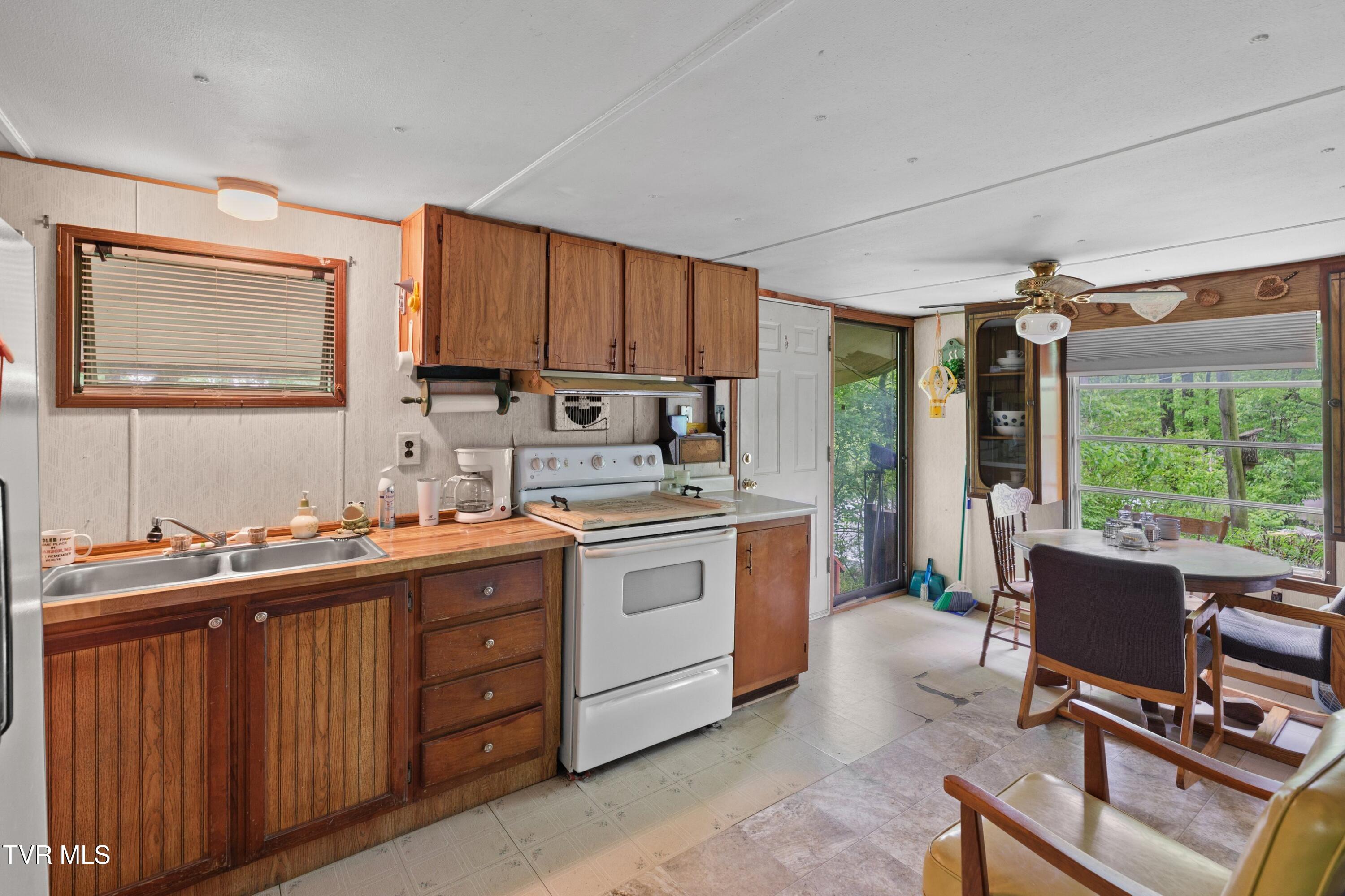 185 Trinity Lane Harrogate, TN 37752 - Photo 9 of 37 009-185TrinityLane-Harrogate-TN-37752-SM