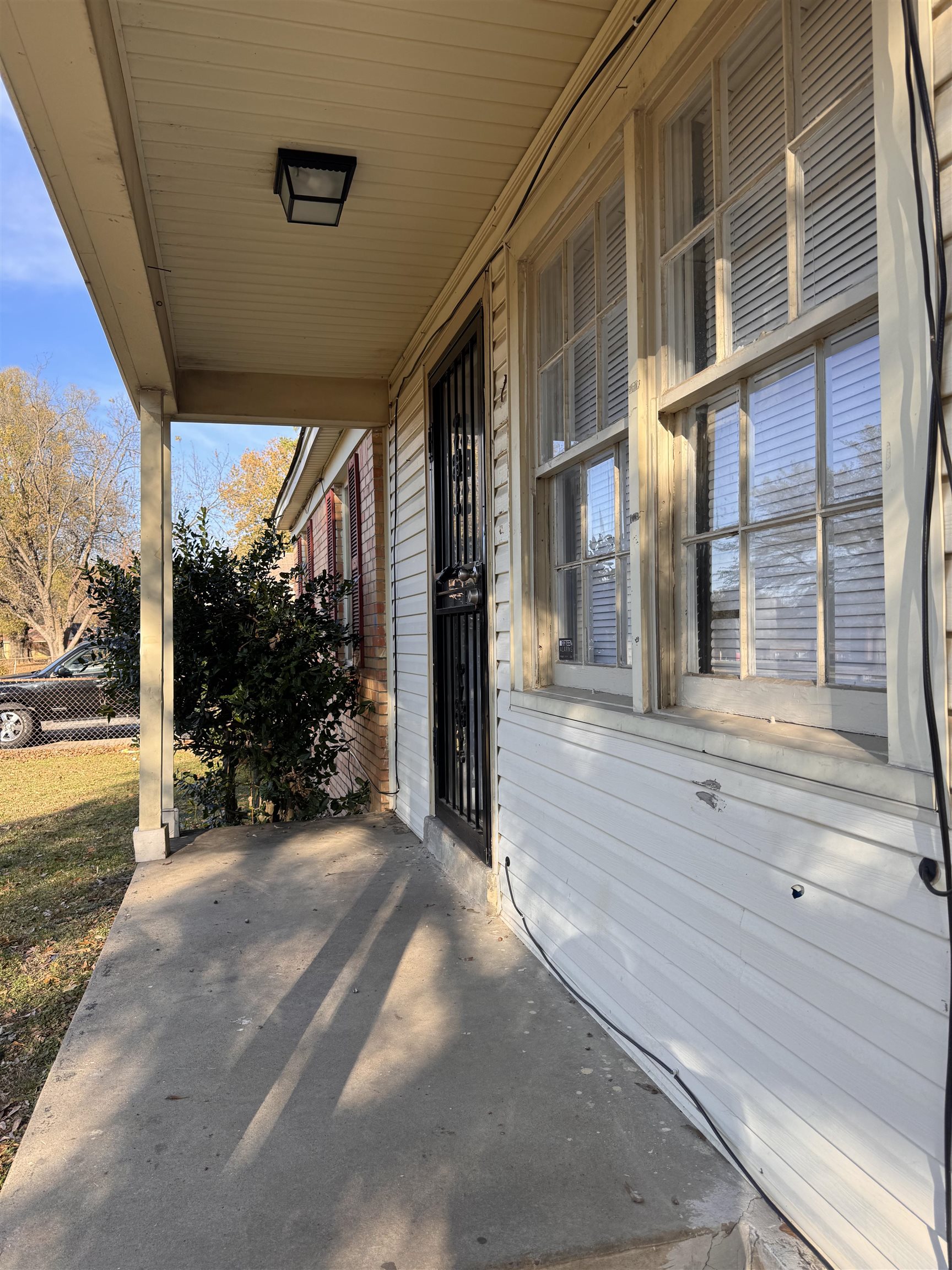3788 Bishops Bridge Road Memphis, TN 38118 - Photo 2 of 22 a view of a building with a ocean from a ceiling window