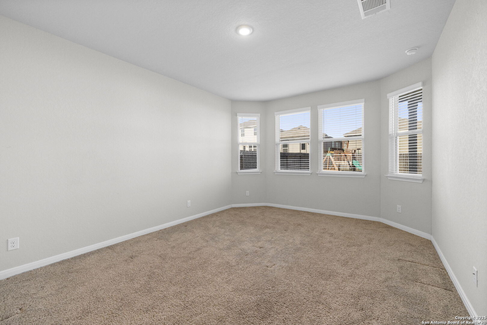 5139 Longhorn Converse, TX 78109 - Photo 19 of 46 an empty room with windows