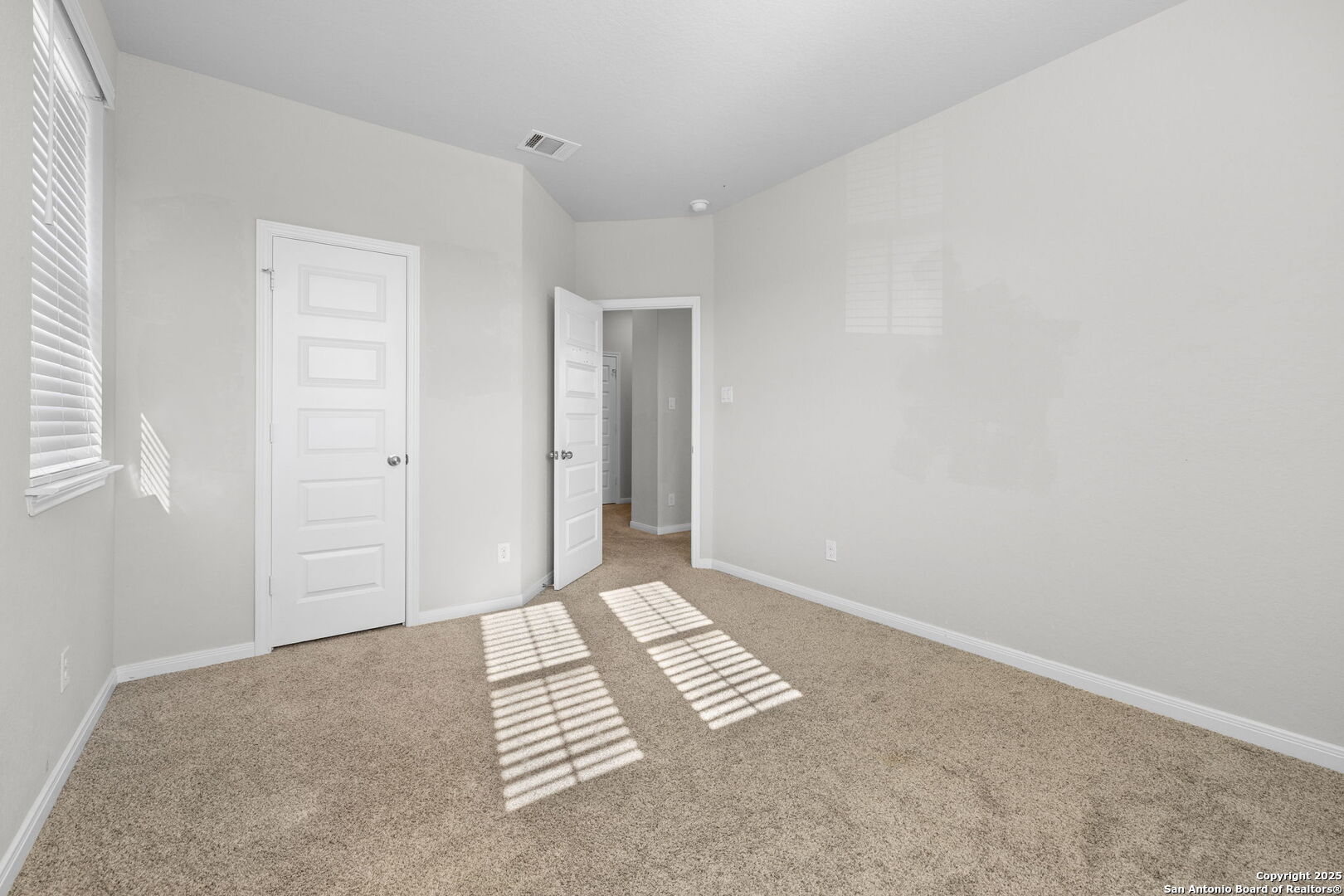 5139 Longhorn Converse, TX 78109 - Photo 30 of 46 an empty room with windows