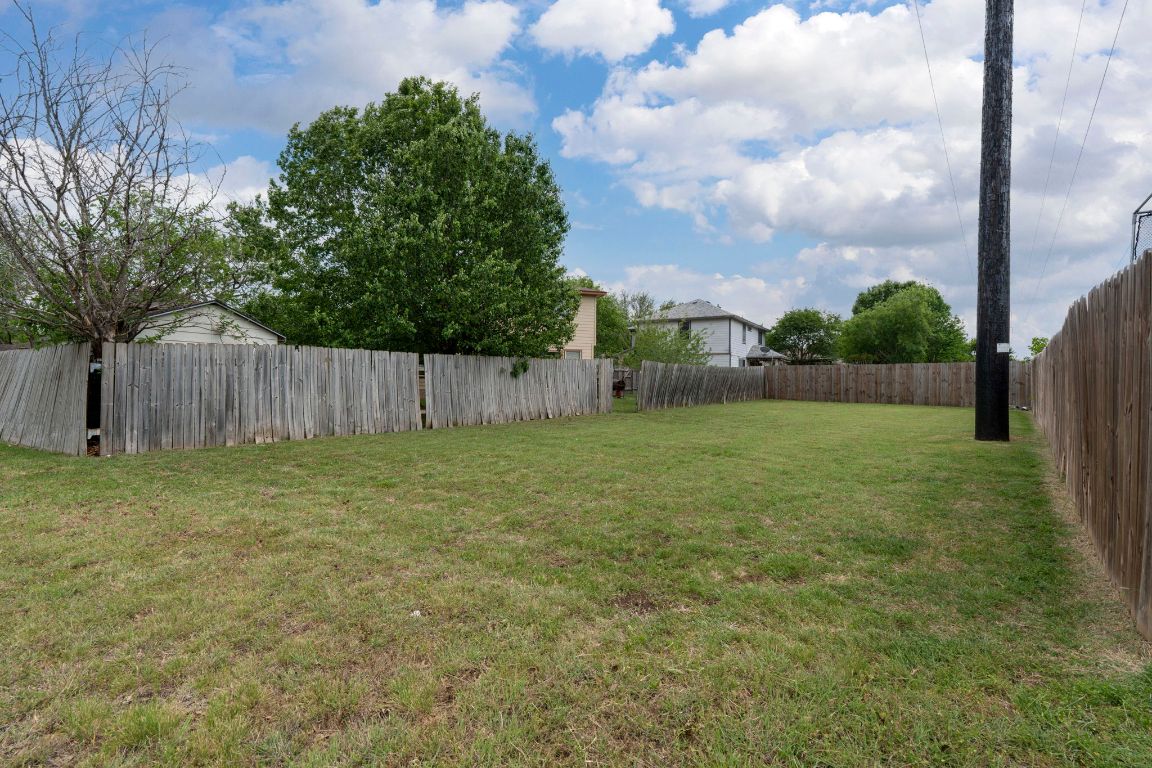 141 Sydney's Way Buda, TX 78610 - Photo 29 of 37 a backyard of a house