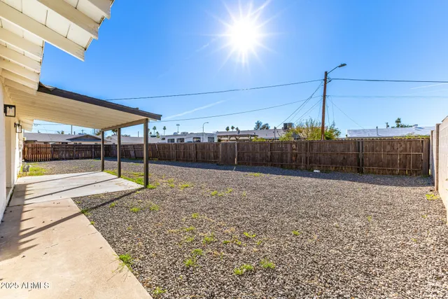 a view of a backyard