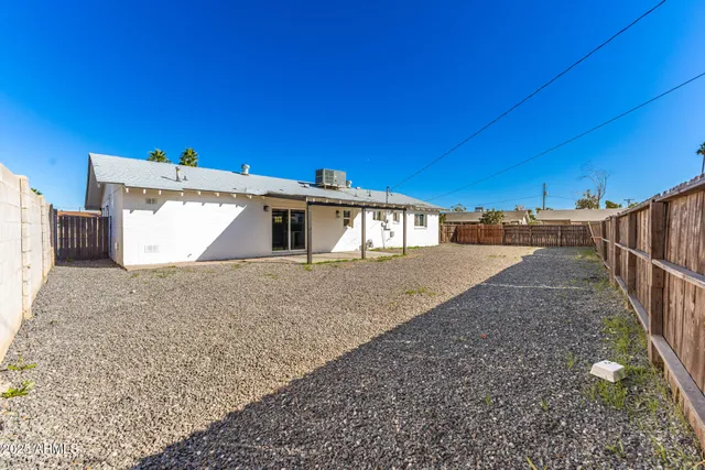 a view of a house with a backyard