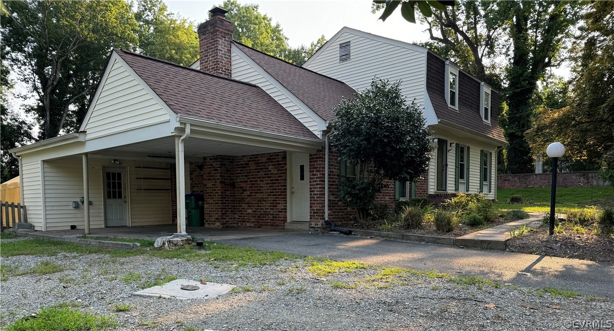 a view of a house with backyard and trees