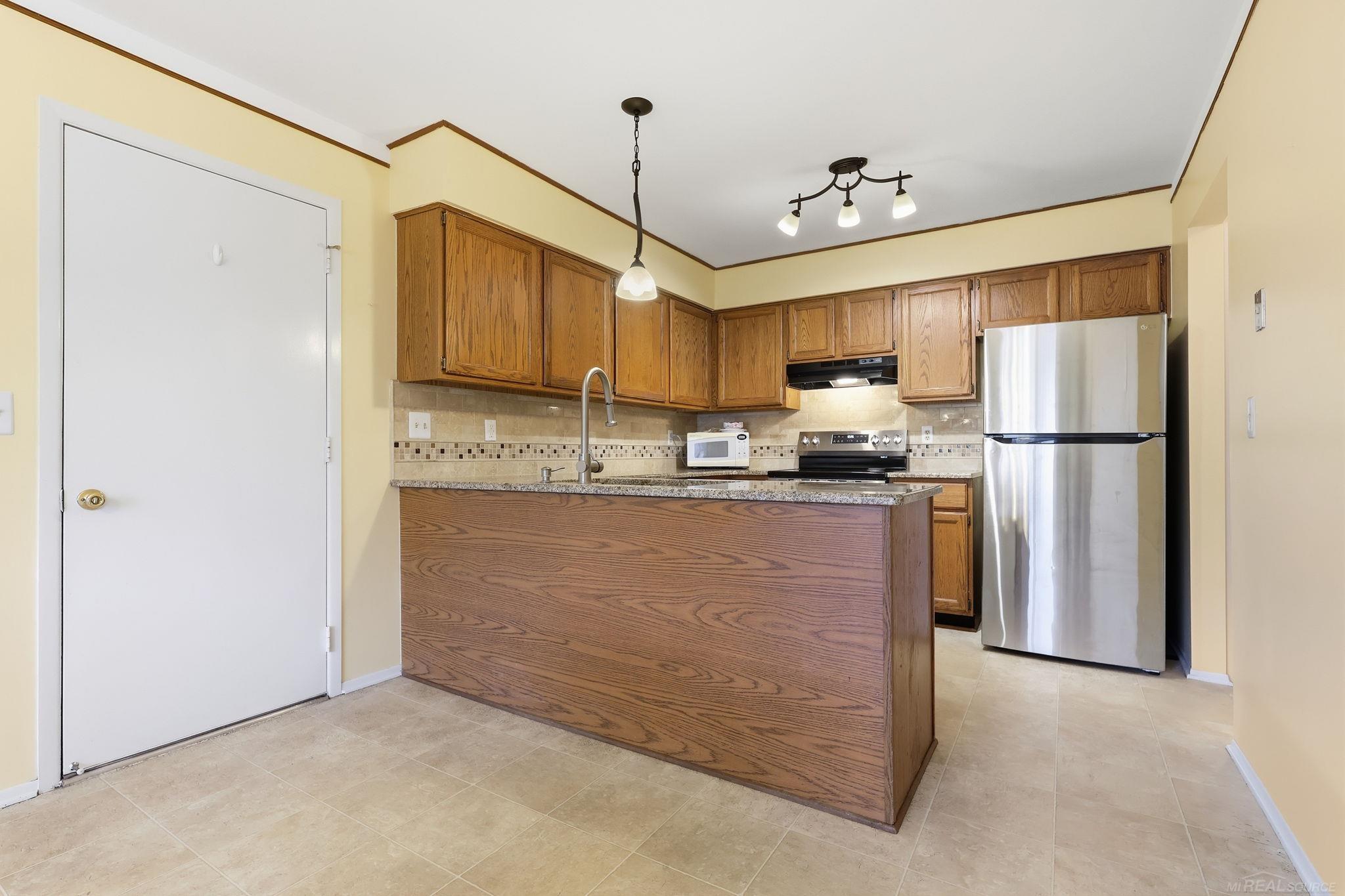 521 Tennyson Rochester Hills, MI 48307 - Photo 15 of 22