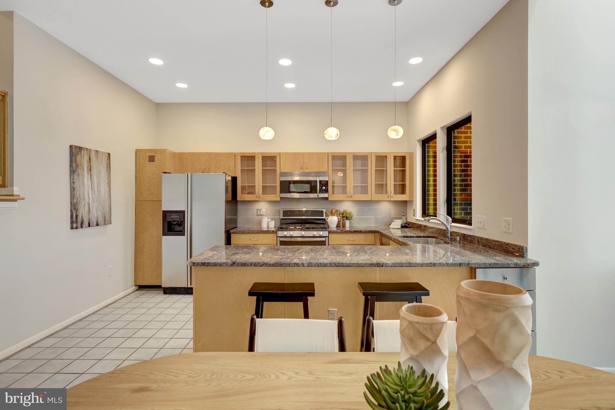 11024 Thrush Ridge Road Reston, VA 20191 - Photo 17 of 63 Spacious dining area and seating at the counter.