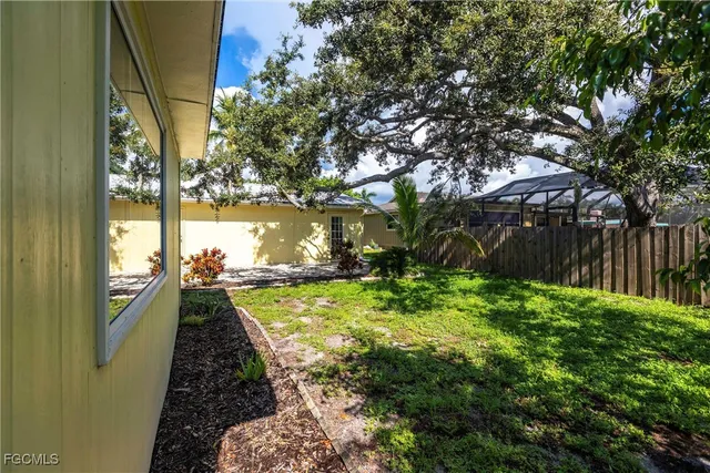 a view of a backyard