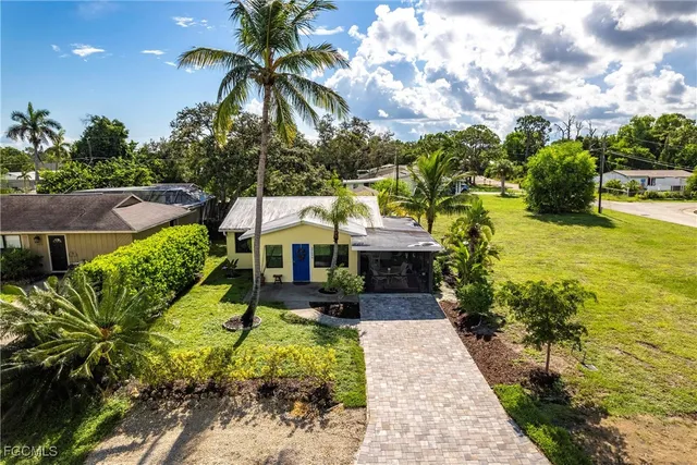 a view of a house with a yard
