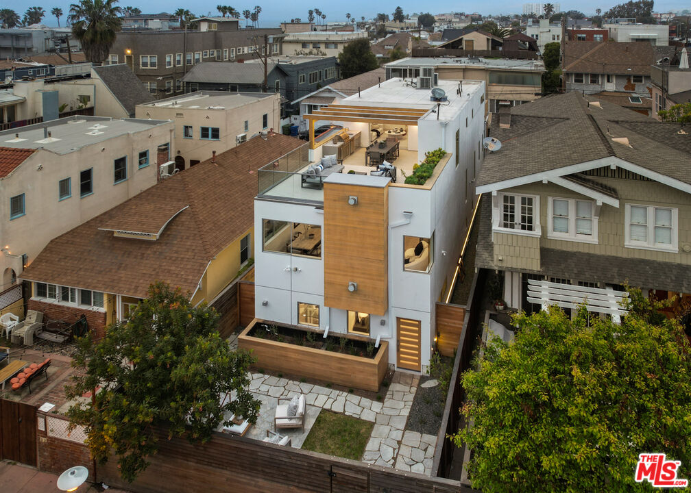 35 Wavecrest Avenue Venice, CA 90291 - Photo 2 of 33