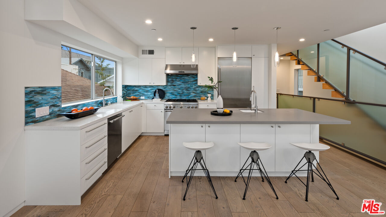 35 Wavecrest Avenue Venice, CA 90291 - Photo 6 of 33