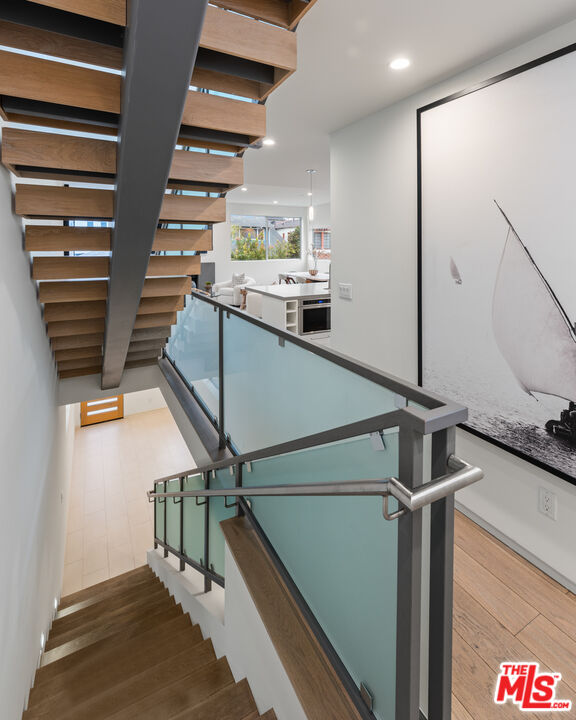 35 Wavecrest Avenue Venice, CA 90291 - Photo 8 of 33