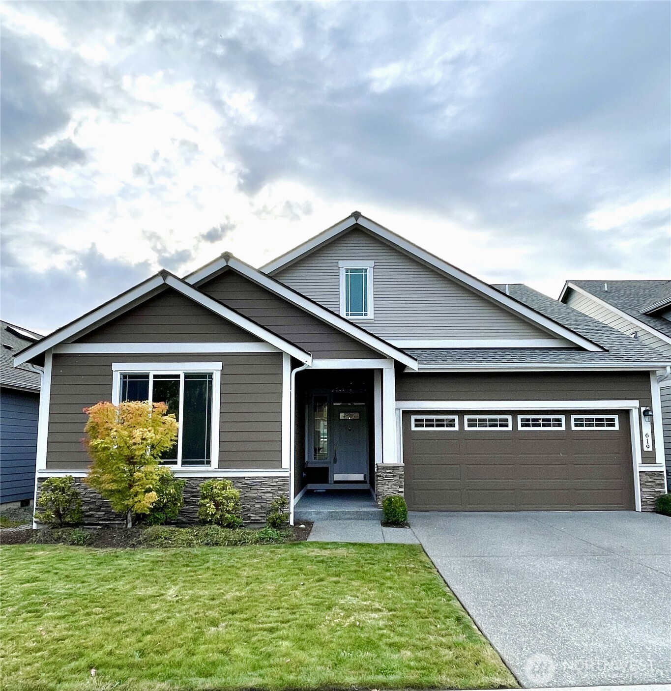 a view of front of a house with a yard