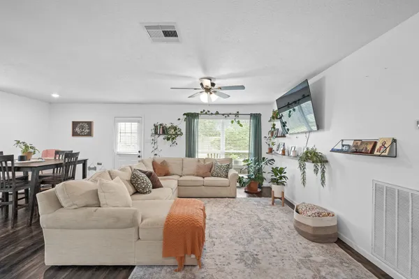 $2,100 | 2523 Heritage Colony Drive, Webster, TX 77598