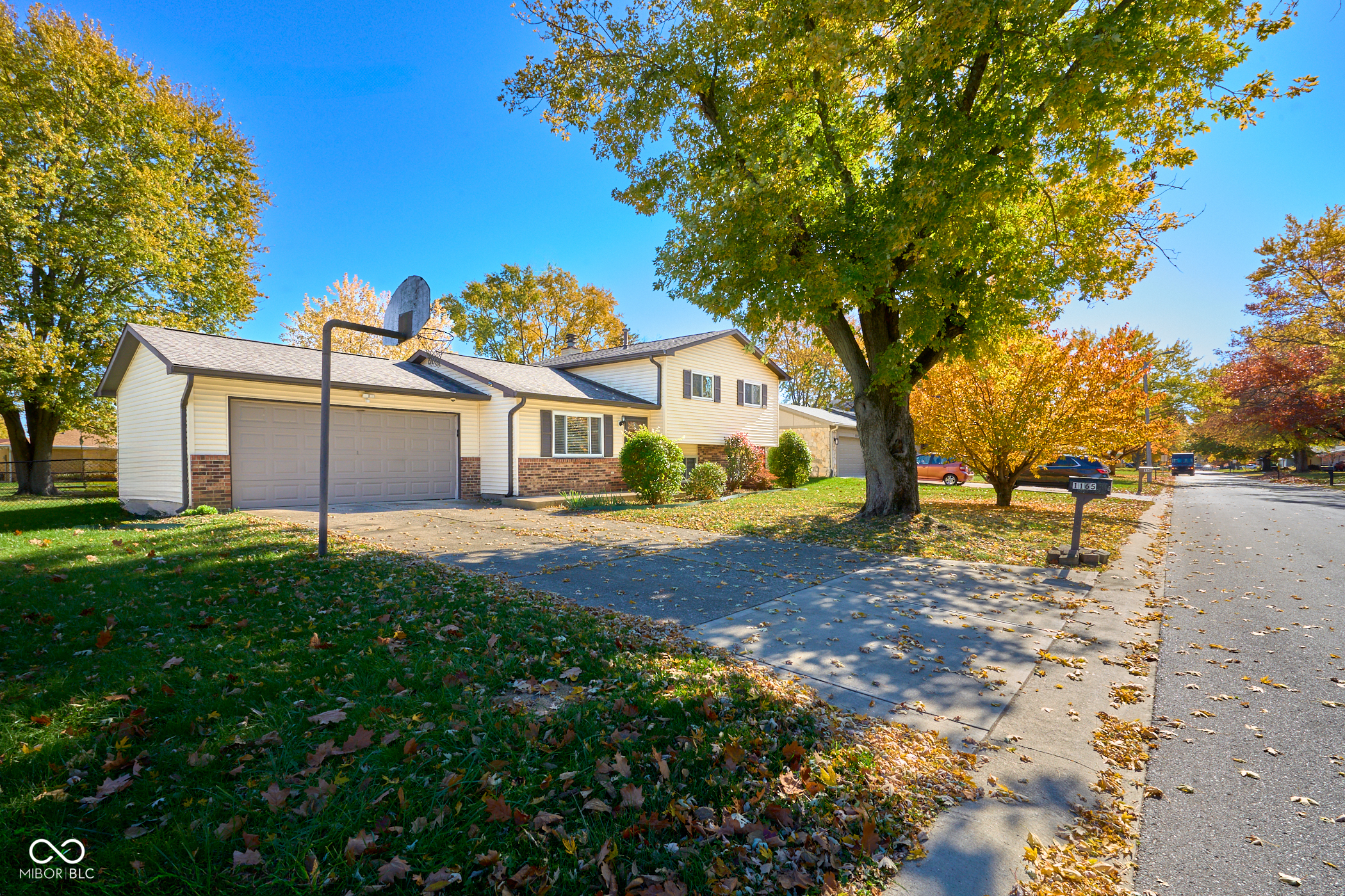 1165 Apple Valley Road Greenwood, IN 46142 - Photo 2 of 39