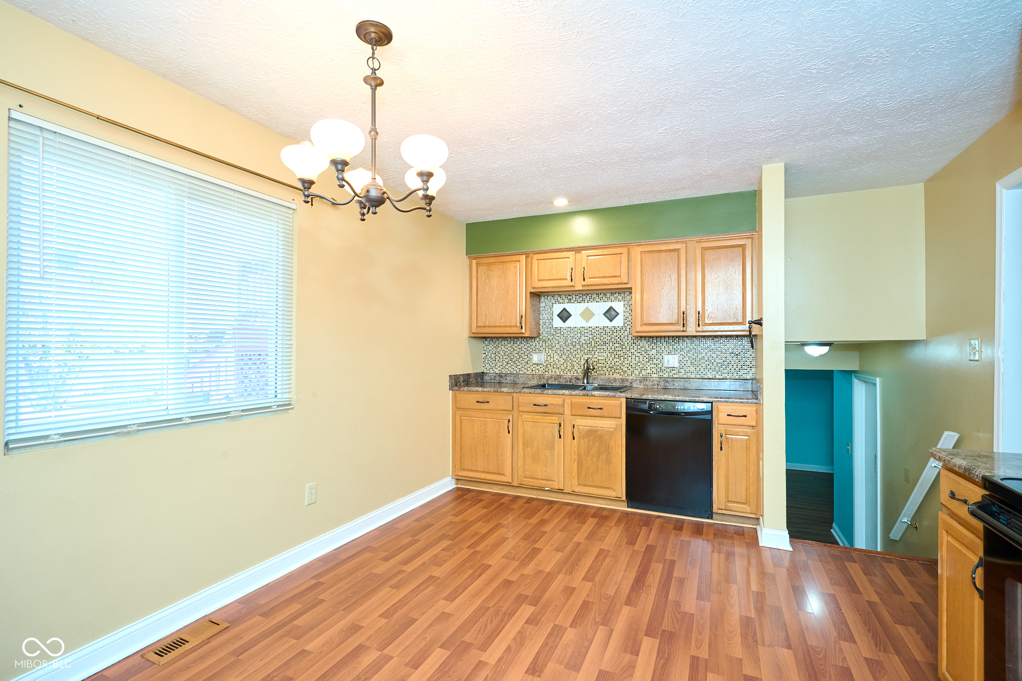 1165 Apple Valley Road Greenwood, IN 46142 - Photo 5 of 39