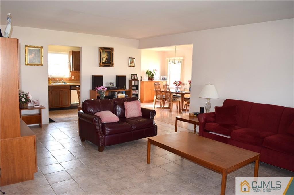 14 Rainford Road Edison, NJ 08820 - Photo 4 of 25 Gallery Image 4