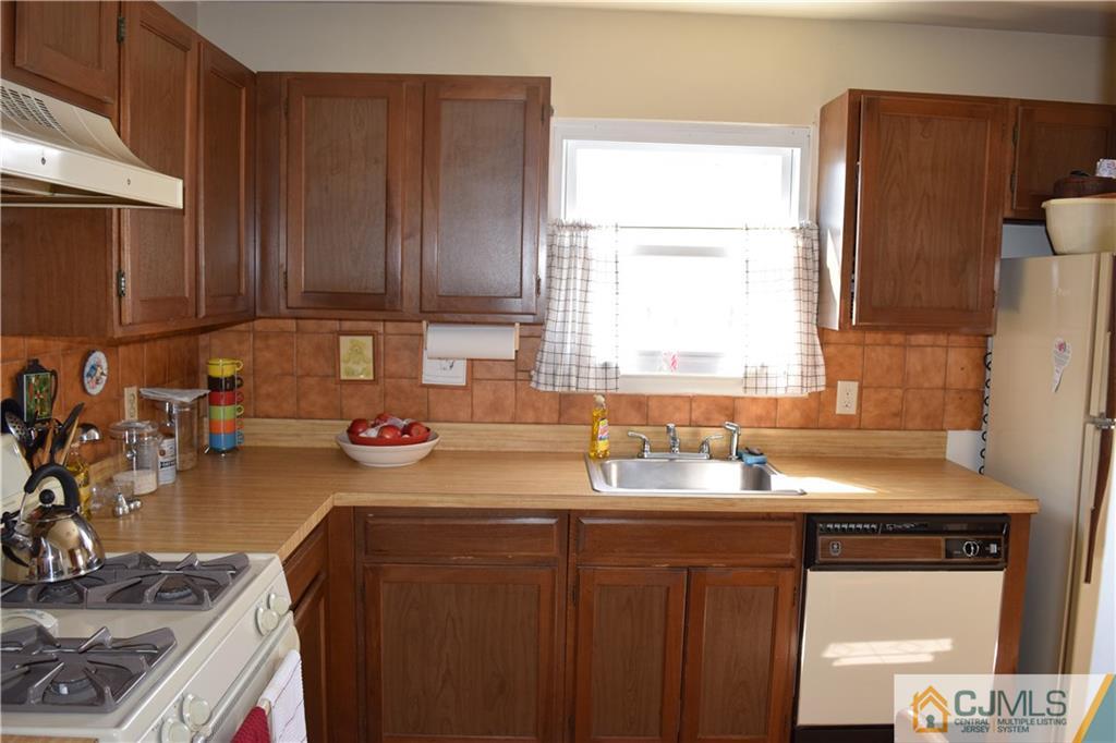 14 Rainford Road Edison, NJ 08820 - Photo 8 of 25 Gallery Image 8