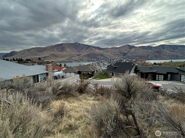 a view of houses with sky view