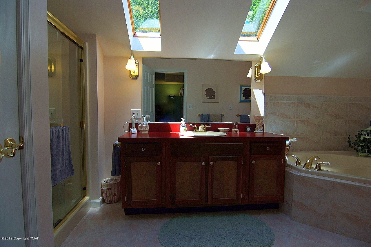 6726 Cherry Valley Road Stroudsburg, PA 18360 - Photo 46 of 75 Master Bath