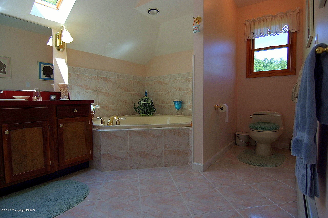 6726 Cherry Valley Road Stroudsburg, PA 18360 - Photo 47 of 75 Master Bath