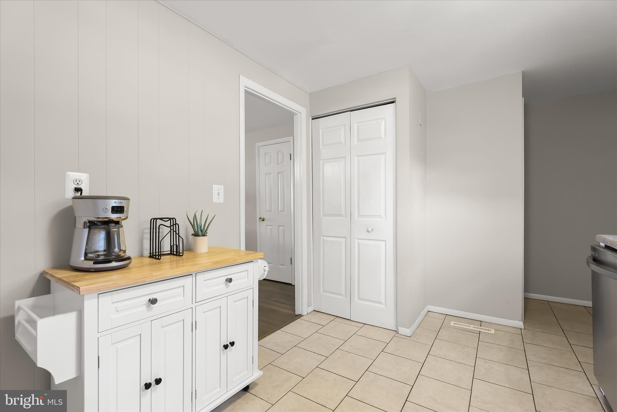 5663 Chelwynd Road Baltimore, MD 21227 - Photo 18 of 44 Kitchen