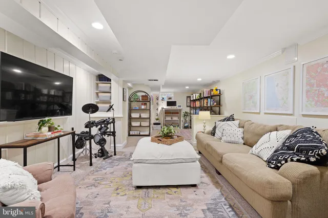 $899,900 | 2114 North Earley Street, Alexandria, VA 22302