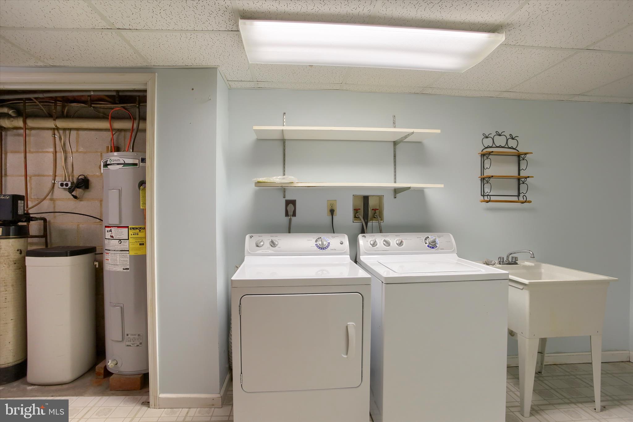 1916 Fisher Road Mechanicsburg, PA 17055 - Photo 25 of 31 a utility room with dryer and washer