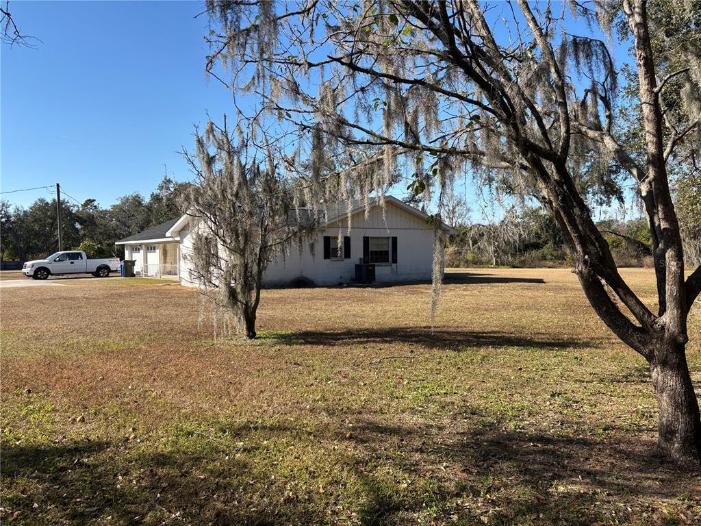 5614 Glen Harwell Road Plant City, FL 33566 - Photo 4 of 10 a view of a yard with plants and trees