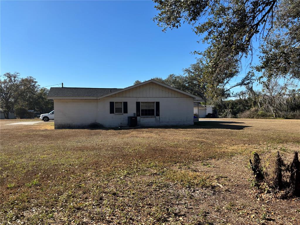 5614 Glen Harwell Road Plant City, FL 33566 - Photo 5 of 10 a front view of house with yard and trees