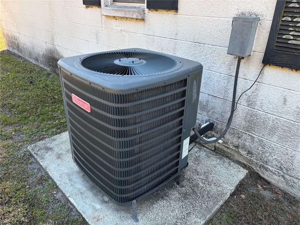 5614 Glen Harwell Road Plant City, FL 33566 - Photo 6 of 10 a bathroom with a sink and a mirror