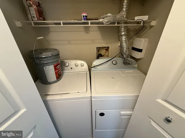 a close up view of a washer and dryer