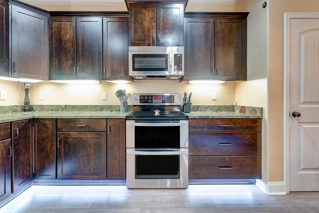 5781 Wayne Rogers Road Crestview, FL 32539 - Photo 8 of 47 kitchen