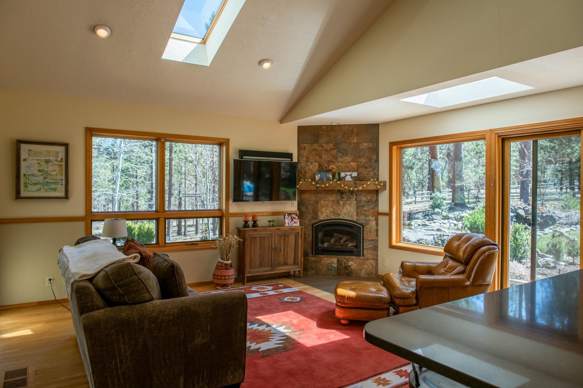 60216 East Ridgeview Drive Bend, OR 97702 - Photo 12 of 53 batch_09Family roomRidgeview-26