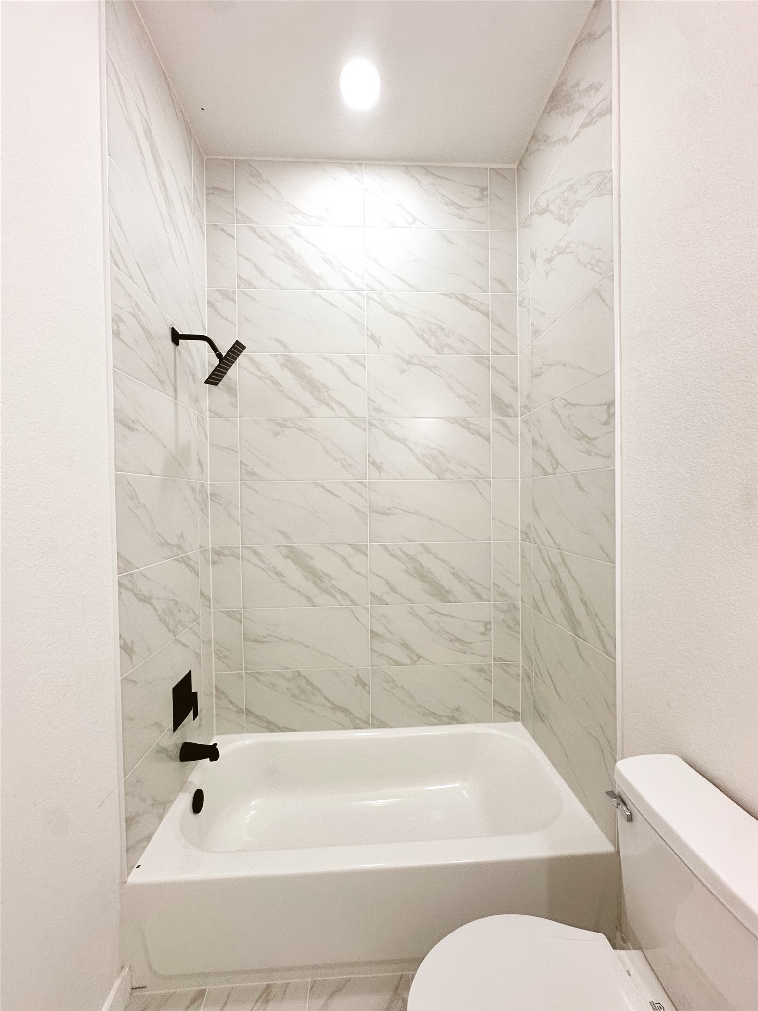 9707 Cargill Street Houston, TX 77029 - Photo 18 of 22 a bathroom with a bathtub and toilet