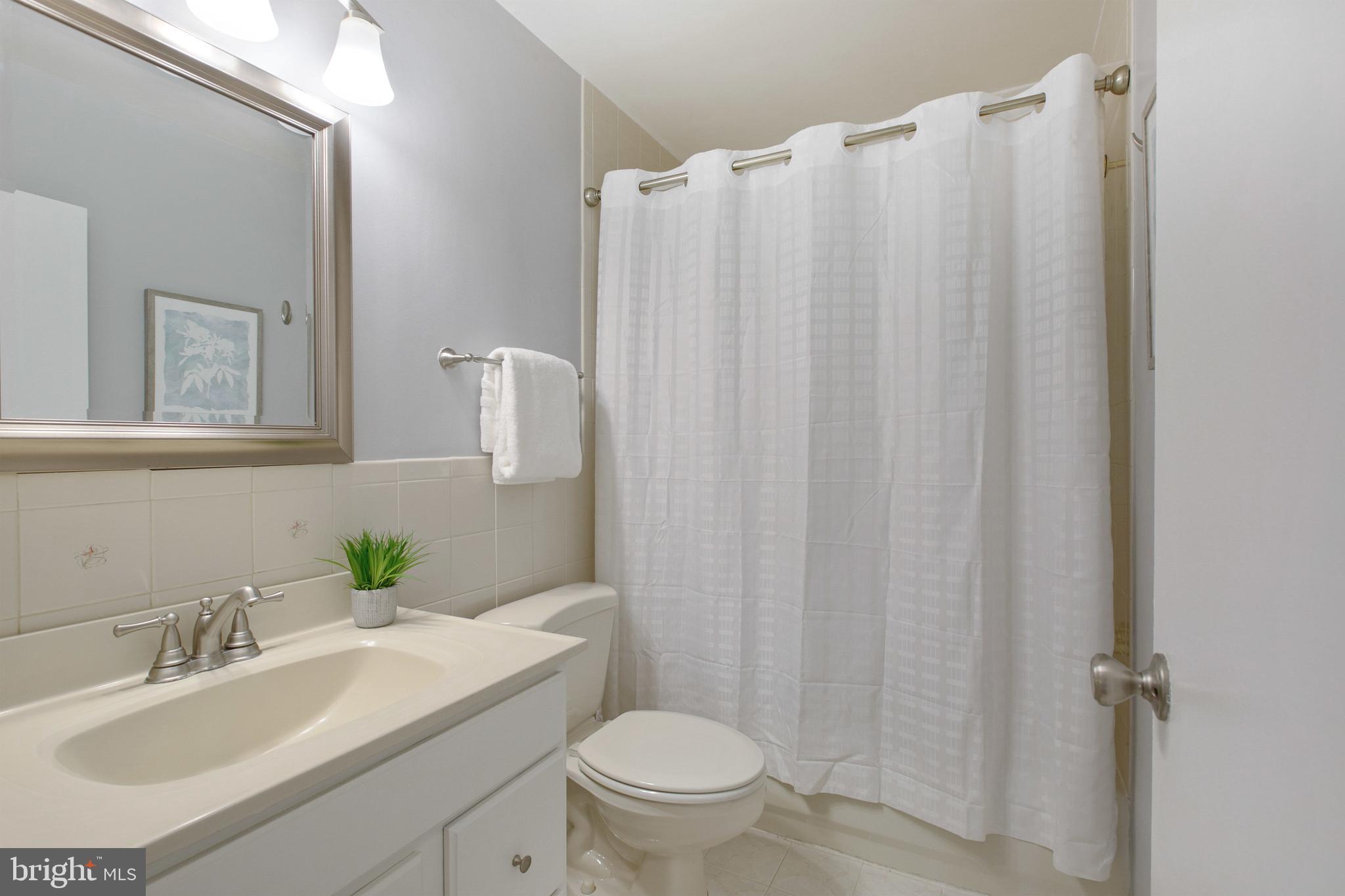 500 Crosby Road Baltimore, MD 21228 - Photo 22 of 41 Main level hall Bath with tub/shower