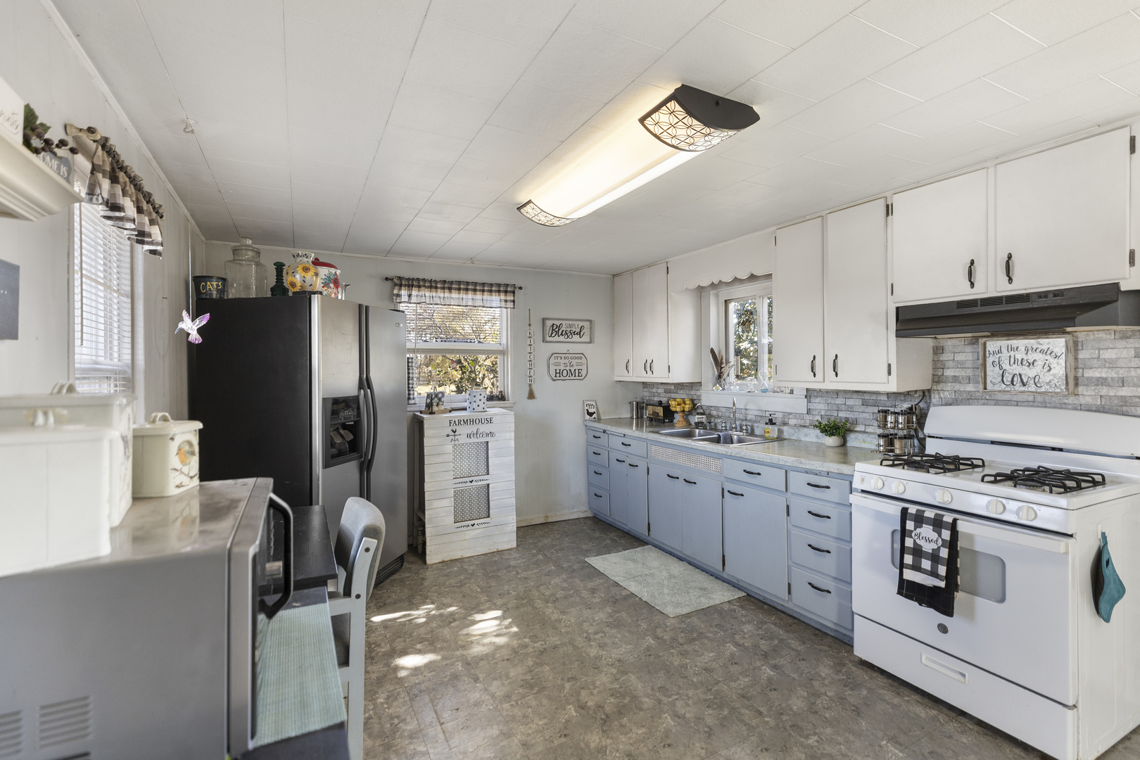 1624 East 1200 North Road Milford, IL 60953 - Photo 16 of 45 a kitchen with granite countertop a refrigerator stove top oven and sink