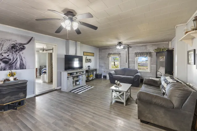 $274,900 | 1624 East 1200 North Road, Milford, IL 60953