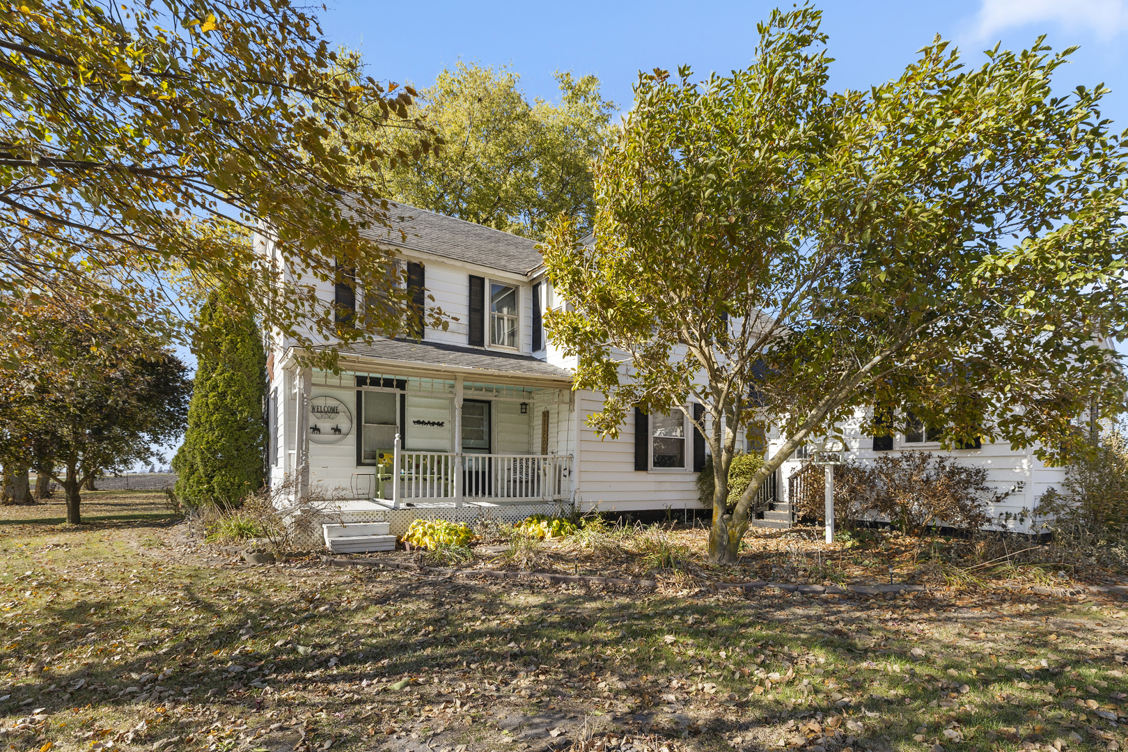 1624 East 1200 North Road Milford, IL 60953 - Photo 5 of 45 a front view of a house with a garden