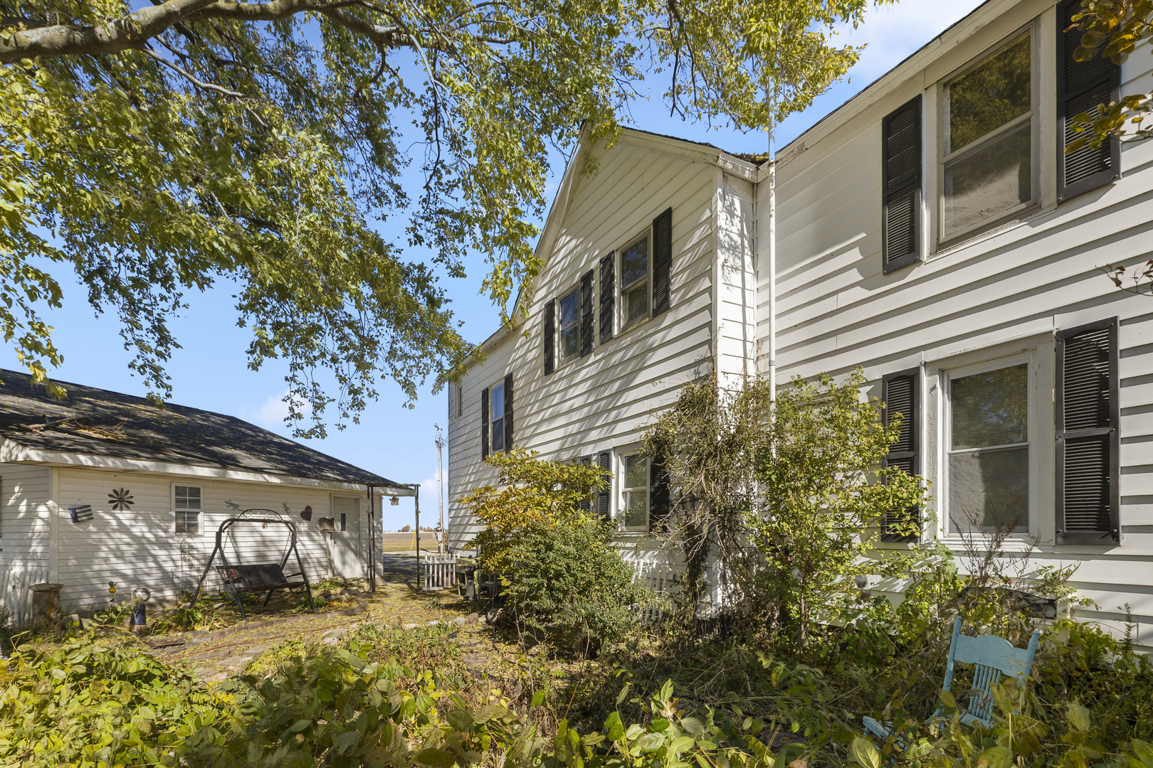 1624 East 1200 North Road Milford, IL 60953 - Photo 7 of 45 front view of a house with a yard