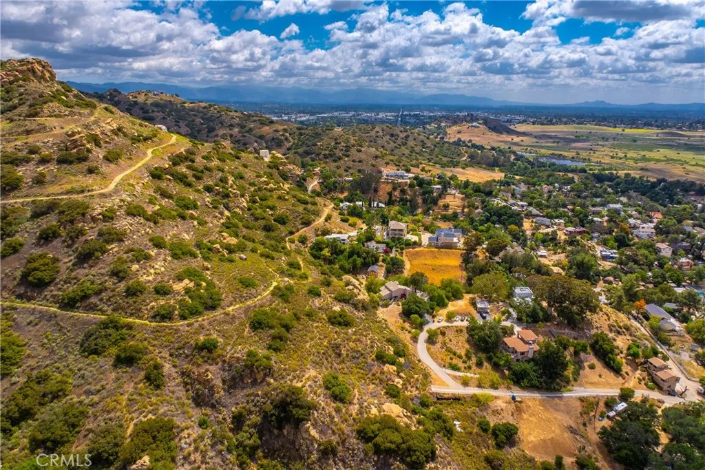 200 Amigo Chatsworth, CA 91311 - Photo 14 of 28 a view of a sky from a building