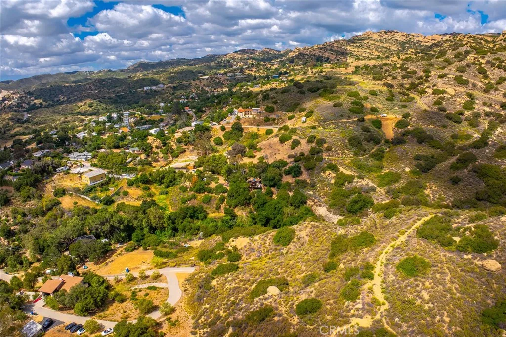 200 Amigo Chatsworth, CA 91311 - Photo 8 of 28 a view of a yard