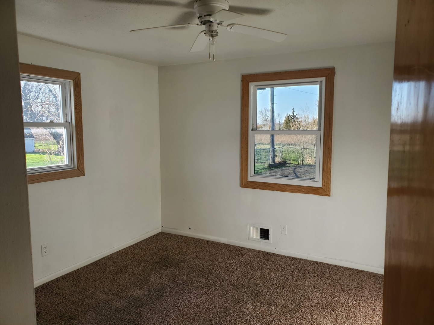191 East 2740s Road Kankakee, IL 60901 - Photo 9 of 10 an empty room with a window
